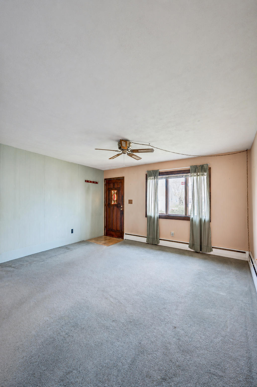 Vacant living room before virtual staging